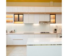 TỦ BẾP 06 - GỖ AN CƯỜNG TONE TRẮNG PHỐI VÂN GỖ