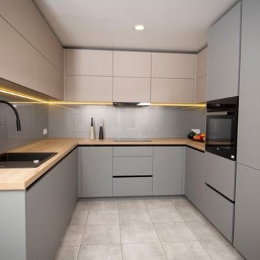 Tủ bếp chữ L, cánh Acrylic bóng gương