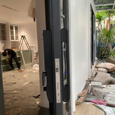 Khóa vân tay cửa nhôm Demax EL998 BN CNC Face ID, Camera chuông hình chống nước của Đức, màu đen