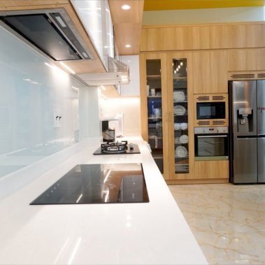 TỦ BẾP 06 - GỖ AN CƯỜNG TONE TRẮNG PHỐI VÂN GỖ