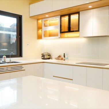 TỦ BẾP 06 - GỖ AN CƯỜNG TONE TRẮNG PHỐI VÂN GỖ