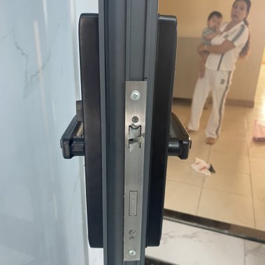 Khóa vân tay chống nước cửa nhôm xingfa, cửa sắt HUBERT HB CN77 BLACK